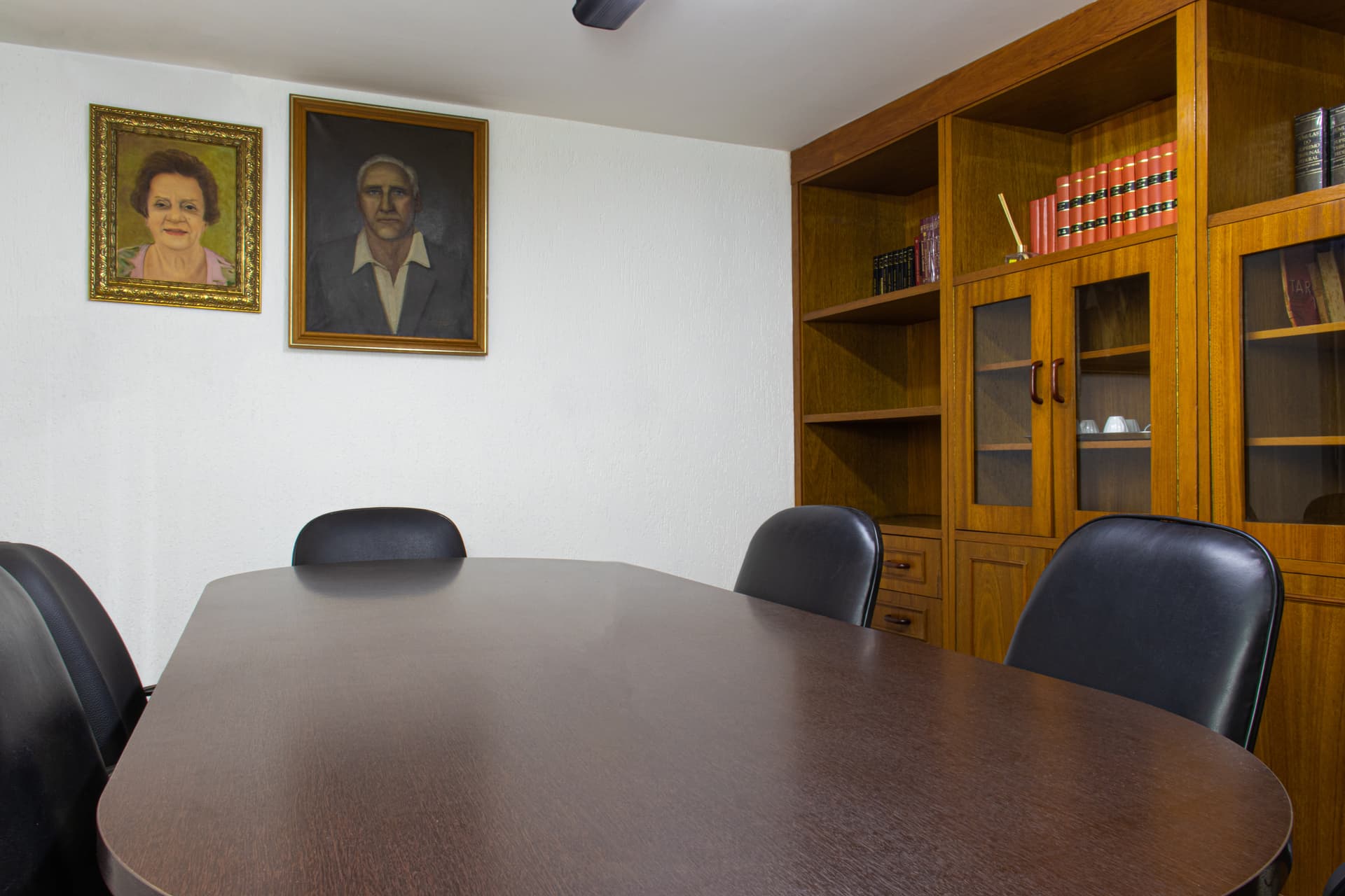 Sala de reunião para atendimento no escritório Cortona e Ranieri
